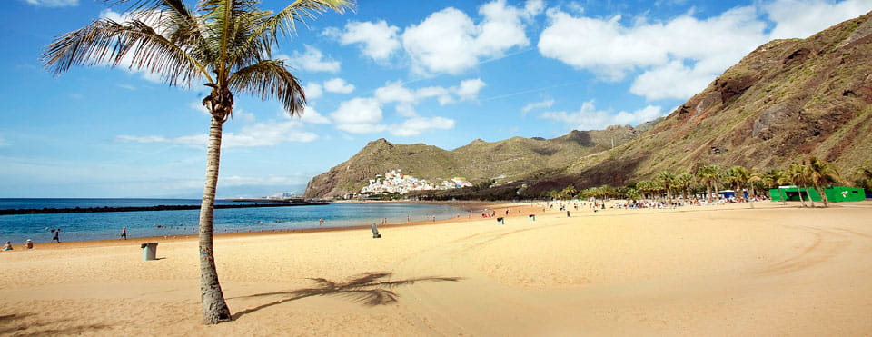 La plage de Las Teresitas et les montagnes de Tenerife