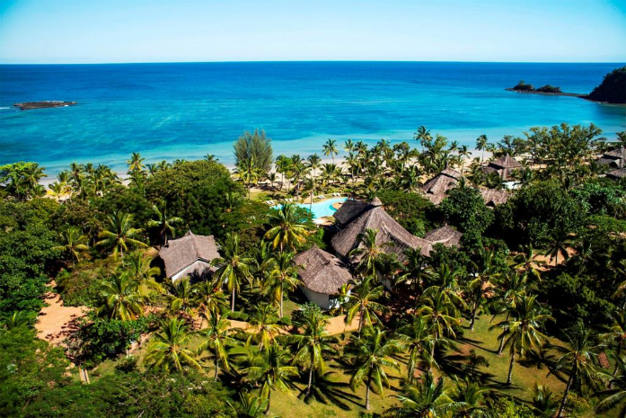 La plage bordée de végétation du VOI Amarina Resort à Nosy Be
