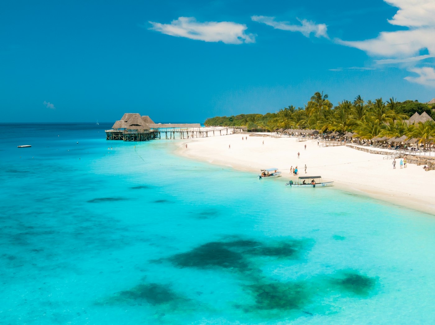 Plage de sable blanc et eaux turquoise à Zanzibar